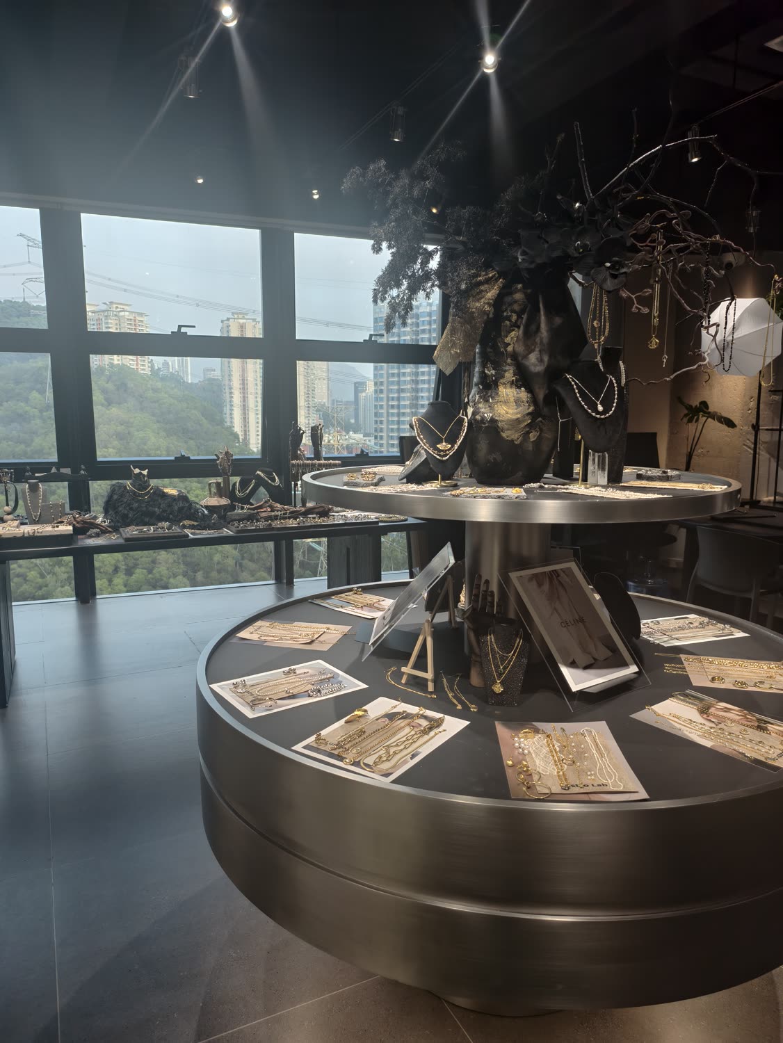 展厅圆形陈列台与窗边珠宝展示空间